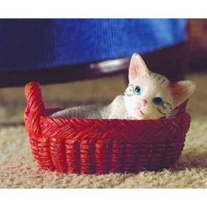 Dolls House Emporium Miniature Kitten in Basket for 12th Scale - 7335